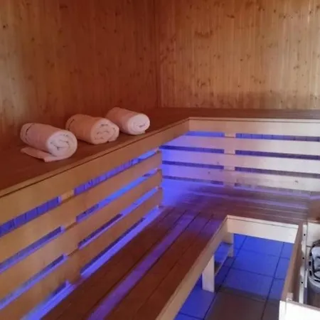 With Private Pond, Jacuzzi And Sauna Сasa de vacaciones *
